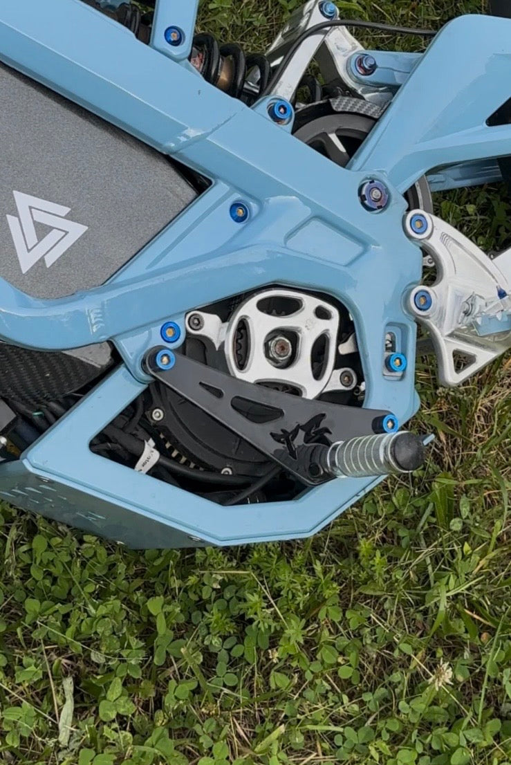 Foot lock titanium bolts (comes well fixed)